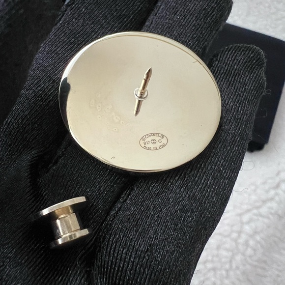 Auth Chanel 17C Metal CC Logo Round Plate Small Brooch - Gold Hardware - Picture 5 of 8